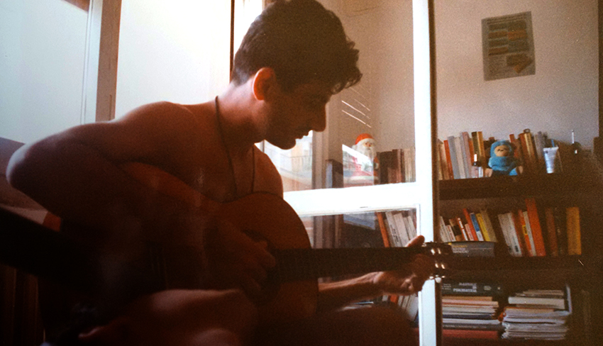 attilio suona chitarra